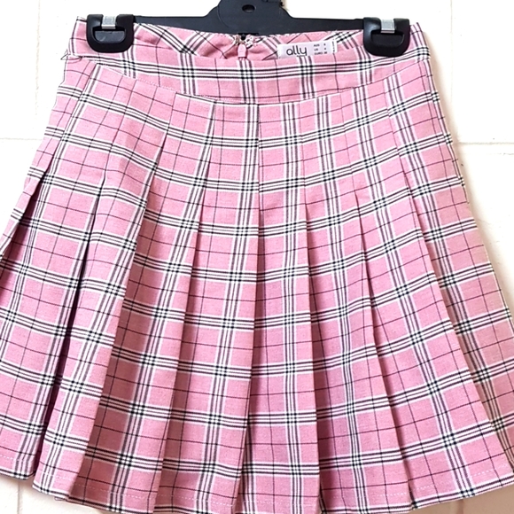 pleated skirt ally